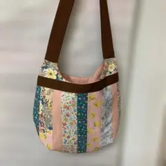ハンドメイド　ショルダーバッグ 花柄木綿布を繋いだ可愛いバッグ　裏表で雰囲気変化