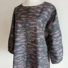 No.447正絹着物リメイク 大島紬　ブラウスTシャツ Lサイズ黒系七分袖
