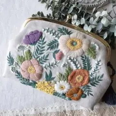 Poppyのがま口ポーチ　手刺繍　ウール刺繍　ハンドメイド