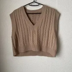 ショート丈ベスト ベージュ ケーブル編み Vネック