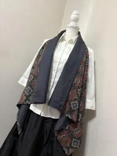 着物リメイク ハンドメイド リバーシブルベスト 正絹黒大島紬と紬織 R324 着物リメイク】ゆったりリバーシブルベスト/大島紬/紬 | iichi