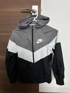 Nike フード付きジャケット 黒・灰色・白　キッズ　アウター