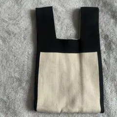 シンプルな黒とベージュのハンドバッグ