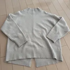 リブ編みライトグレーセーター