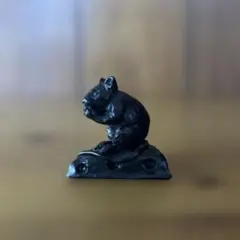 石炭で作られたチーズに乗ったネズミの置物のサムネイル