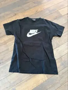 Nike ロゴ入り 黒 Tシャツ