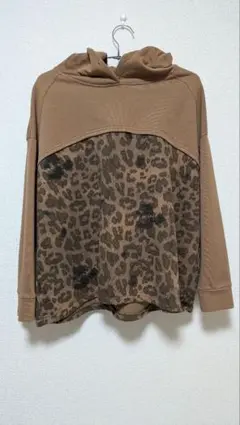 ヒョウ柄フード付きパーカー