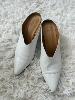 CHEMBUR チェンバー Vカット ミュール パンプス ホワイト