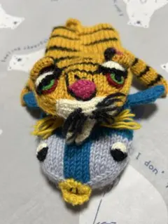 トラと魚のあみぐるみ　手袋　冬毛糸