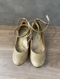 ベージュ ストラップ付きハイヒール