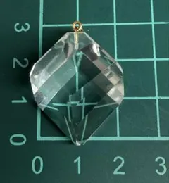 K18. 約40Ct. ロッククリスタル (水晶) 菱形ペンダント - メルカリ