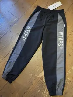 ナイロンパンツ