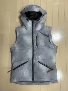 フード付きグレーのダウンベスト