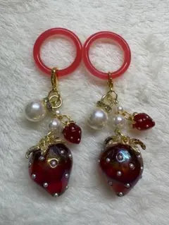 ハンドメイド 偏光いちごめじるしチャーム 2点セット