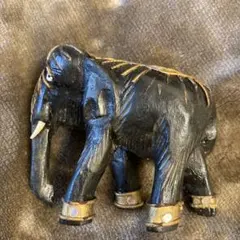 木製象の彫刻 黒と金の装飾