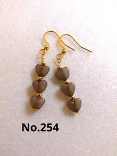 ハンドメイド✩揺れるハート型ビーズのブラウンピアス　フック