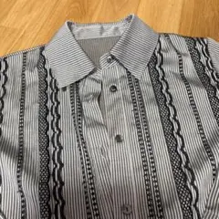 グレーとブラックのストライプ長袖シャツ