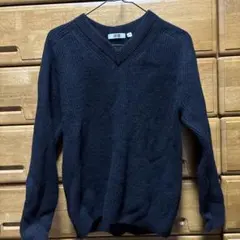 UNIQLO 黒ニット　Ｖネック　M