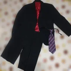 黒のスーツセット（ネクタイ付き）