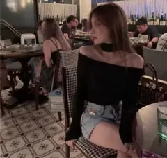 オフショルダー黒ニットセーター