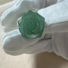 グリーン色、バラデザインリング 、金属アレルギー対応、ビーズ、綺麗