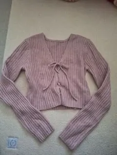 リボン付きピンククロップドニット