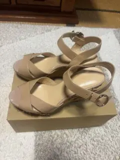 美品　ストロベリーフィールズ　ベージュ ストラップ付きヒールサンダル