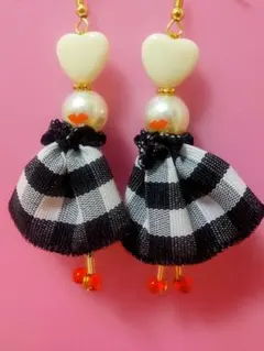 ハート型ビーズとチェック柄スカートのピアス