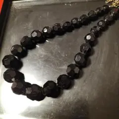 黒の多面体ビーズネックレス