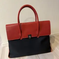 フラップ付き黒赤ハンドバッグ
