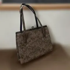 テクスチャー付きブラウンハンドバッグ