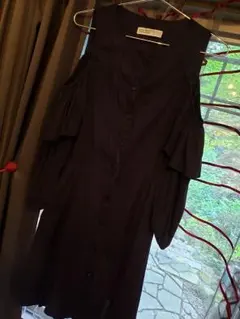 ☆ほぼ、新品　ZARAの肩出し  オフショルダー ワンピース