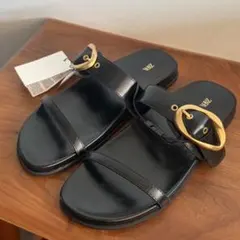 【新品】ZARA ゴールドバックル フラットサンダル ブラック 23.5cmのサムネイル