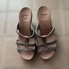 Crocs レディース ウェッジソール サンダル ブラウンのサムネイル