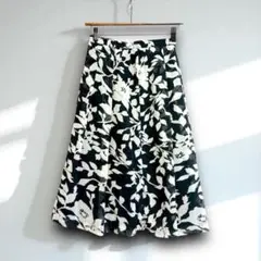 ＊美品✨【M】スカート 花柄 フレア ロング　モノトーン 総柄g172