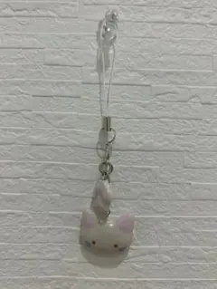 ハンドメイド☆レジン♪白猫のキーホルダー　肉球のチャーム付き　スマホチャーム