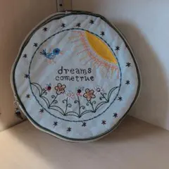 値下げ　刺繍入り ラウンドポーチ dreams come trueのサムネイル