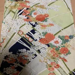 正絹　約35×108 薄黄緑に橙緑白黒　花草　金彩　豪華　鮮やか　派手