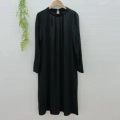 【オフオン】 ノーカラータックワンピース 膝丈 ブラック エレガント (M)