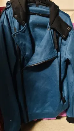 青いフリースフード付きトレーナー