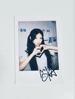 illit bomb yzy ポラロイド モカ