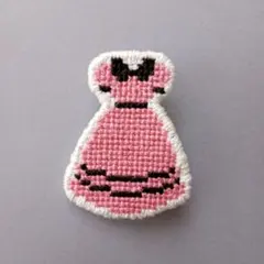 刺繍ブローチ　ハンドメイド　クロスステッチ　レトロワンピース　黒×ピンク