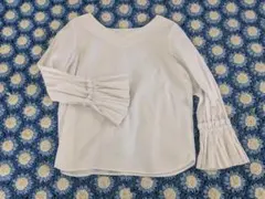 ホワイトフリルVネックシャツのサムネイル