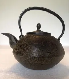 【美品】新品未使用　南部鉄瓶　三厳堂　南部鉄器 新品、未使用品、栞付 南部三厳堂 菊華文様 12型アラレ 南部