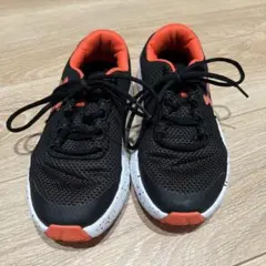 Under Armour キッズ スニーカー ブラック オレンジ　22.5cmのサムネイル
