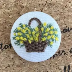 ハンドメイド刺繍ブローチ