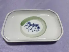 青い花のデザイン陶器皿