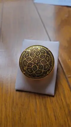 エスニックデザイン金色ブローチ