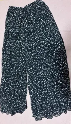 タグ付き Honeys 黒と白の花柄ガウチョパンツ