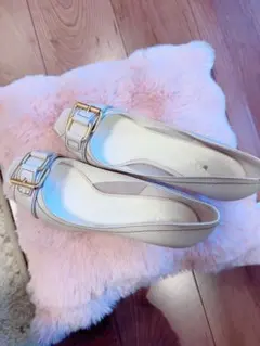 DIANA バックル付きホワイトパンプス